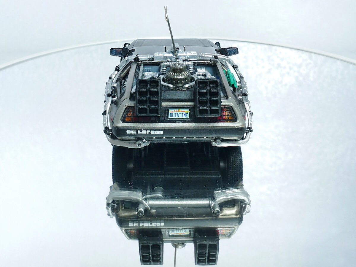 Машина времени DeLorean DMC-12 в масштабе 1:43 (из к/ф "Назад в будущее ...