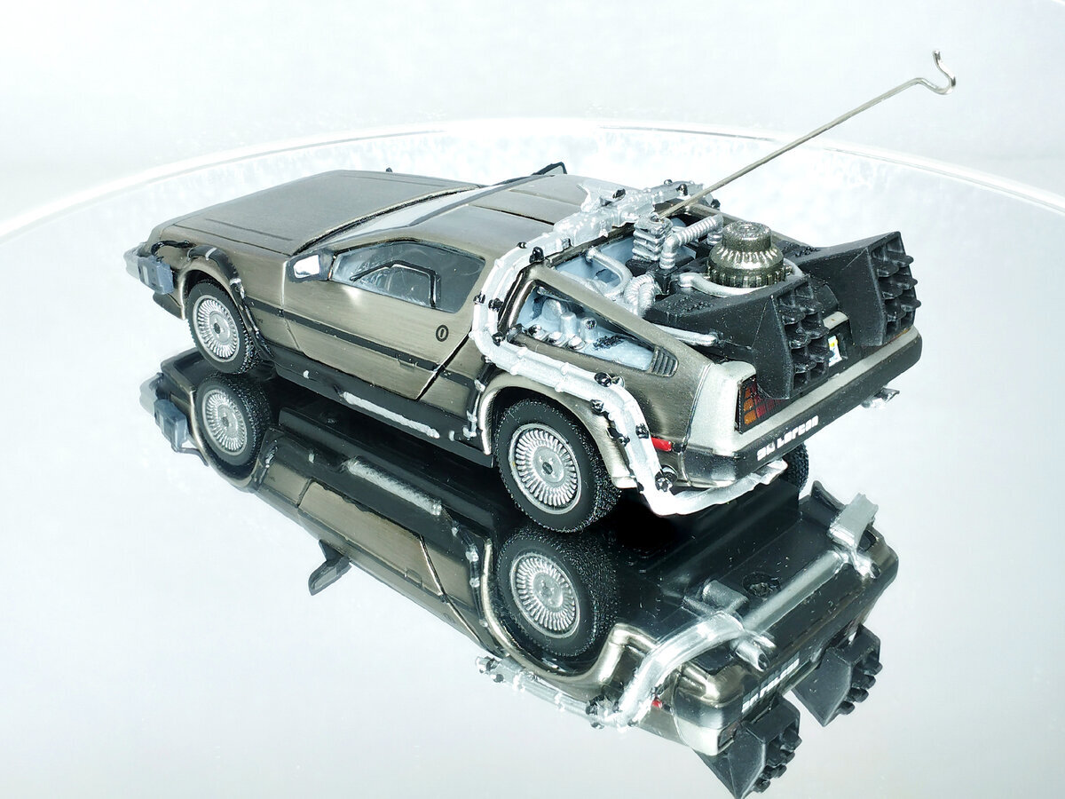 Машина времени DeLorean DMC-12 в масштабе 1:43 (из к/ф 