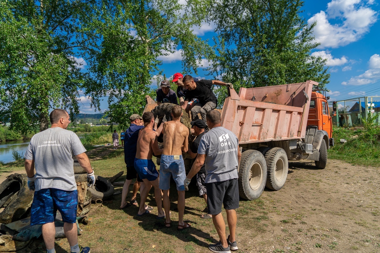 2 тонны отходов подняли дайверы и волонтеры со дна и берегов реки Чусовой в  Пермском крае | Пикабу