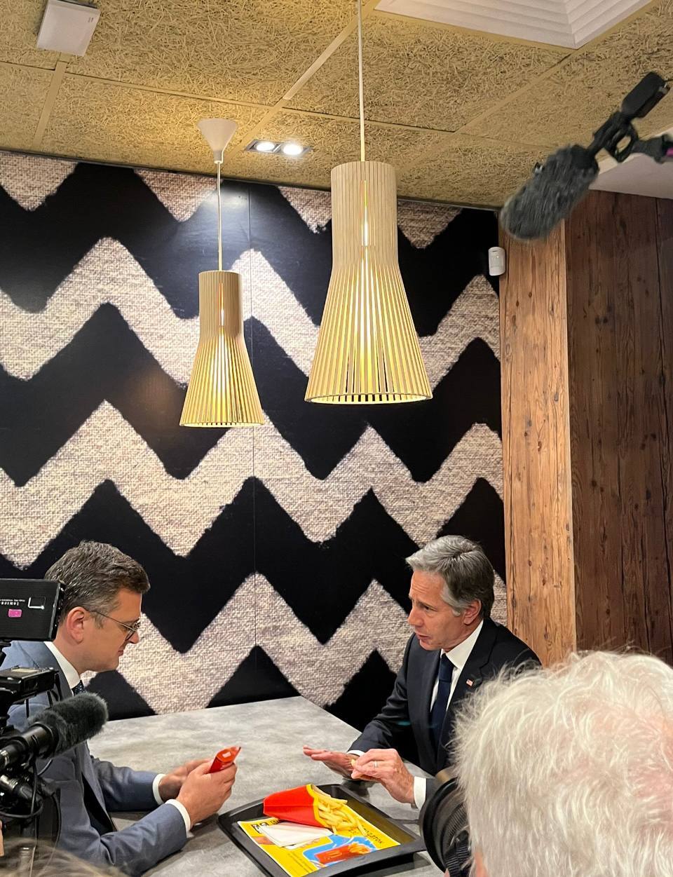 Кулеба и Блинкен обменялись секретами похмелья в McDonald’s | Пикабу