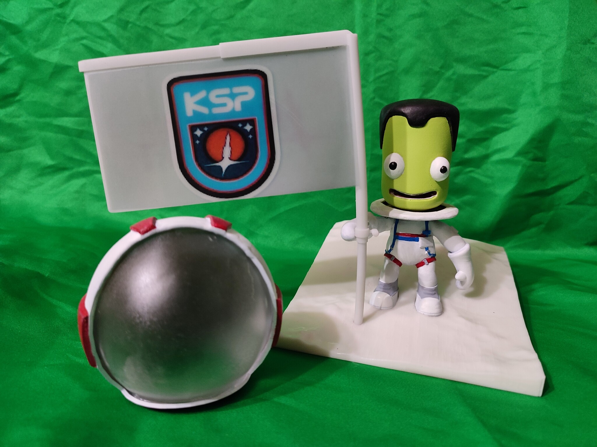 Кербонавт из игры Kerbal space program - ещё одна моя самодельная фигурка,  со съемным шлемом | Пикабу