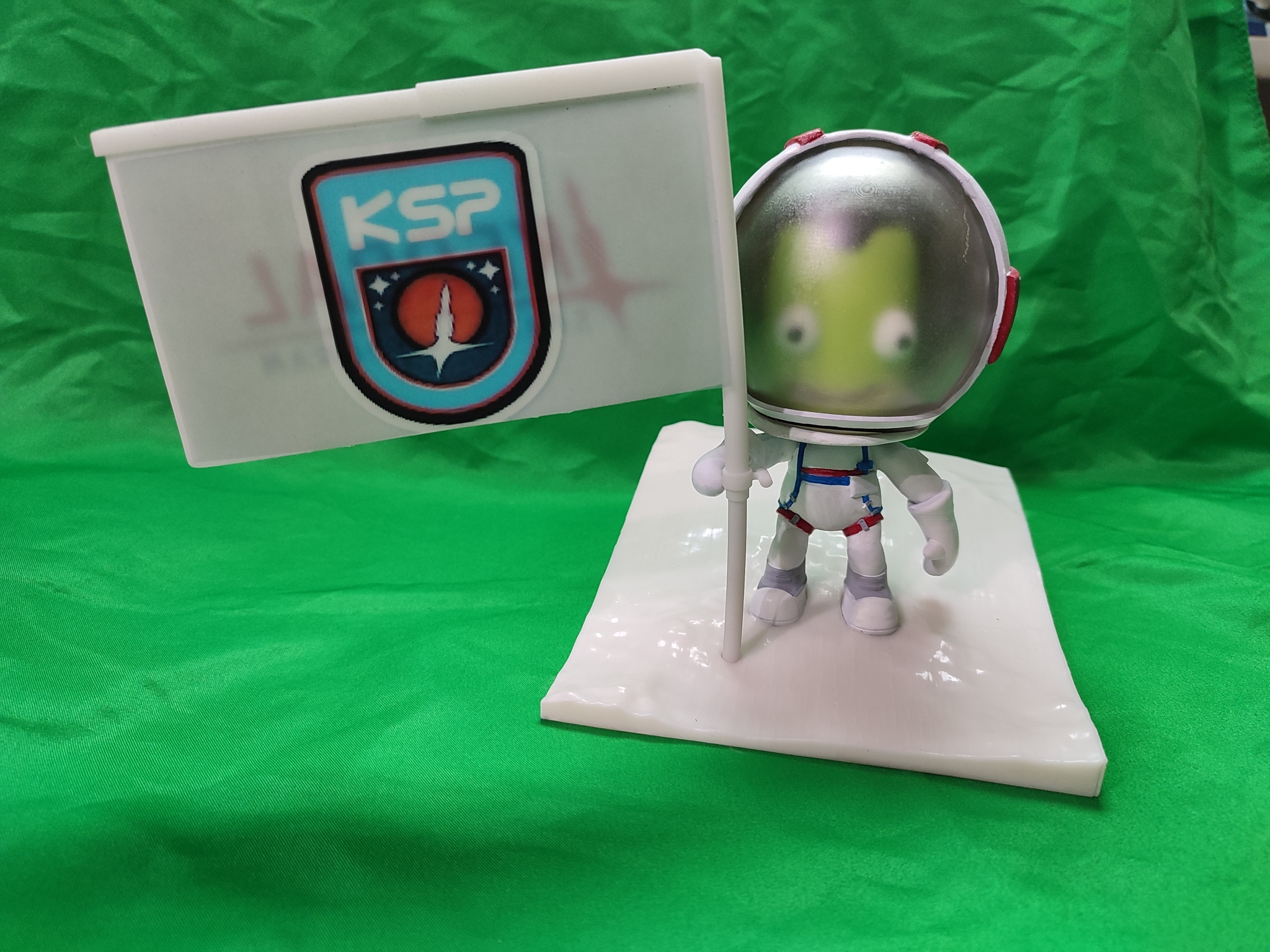 Кербонавт из игры Kerbal space program - ещё одна моя самодельная фигурка,  со съемным шлемом | Пикабу