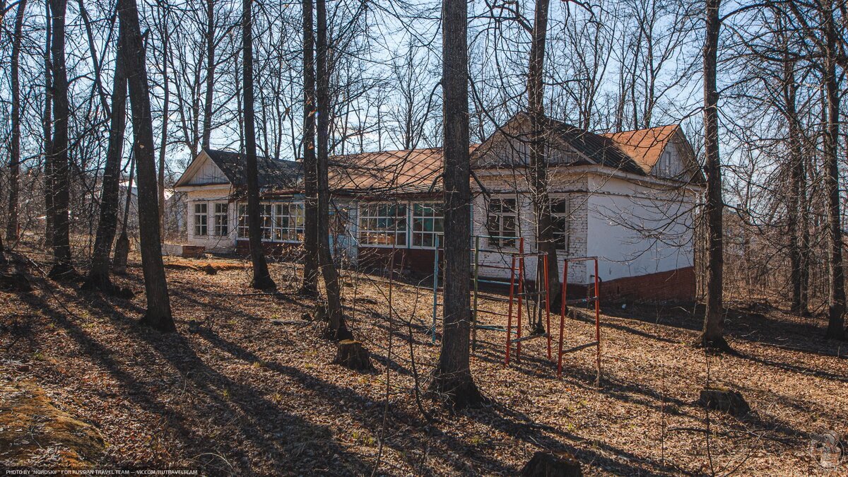 Мрачное очарование заброшенного пионерлагеря «Сказка»: автодром, скульптуры  и яркие рисунки — большая фотобродилка | Пикабу