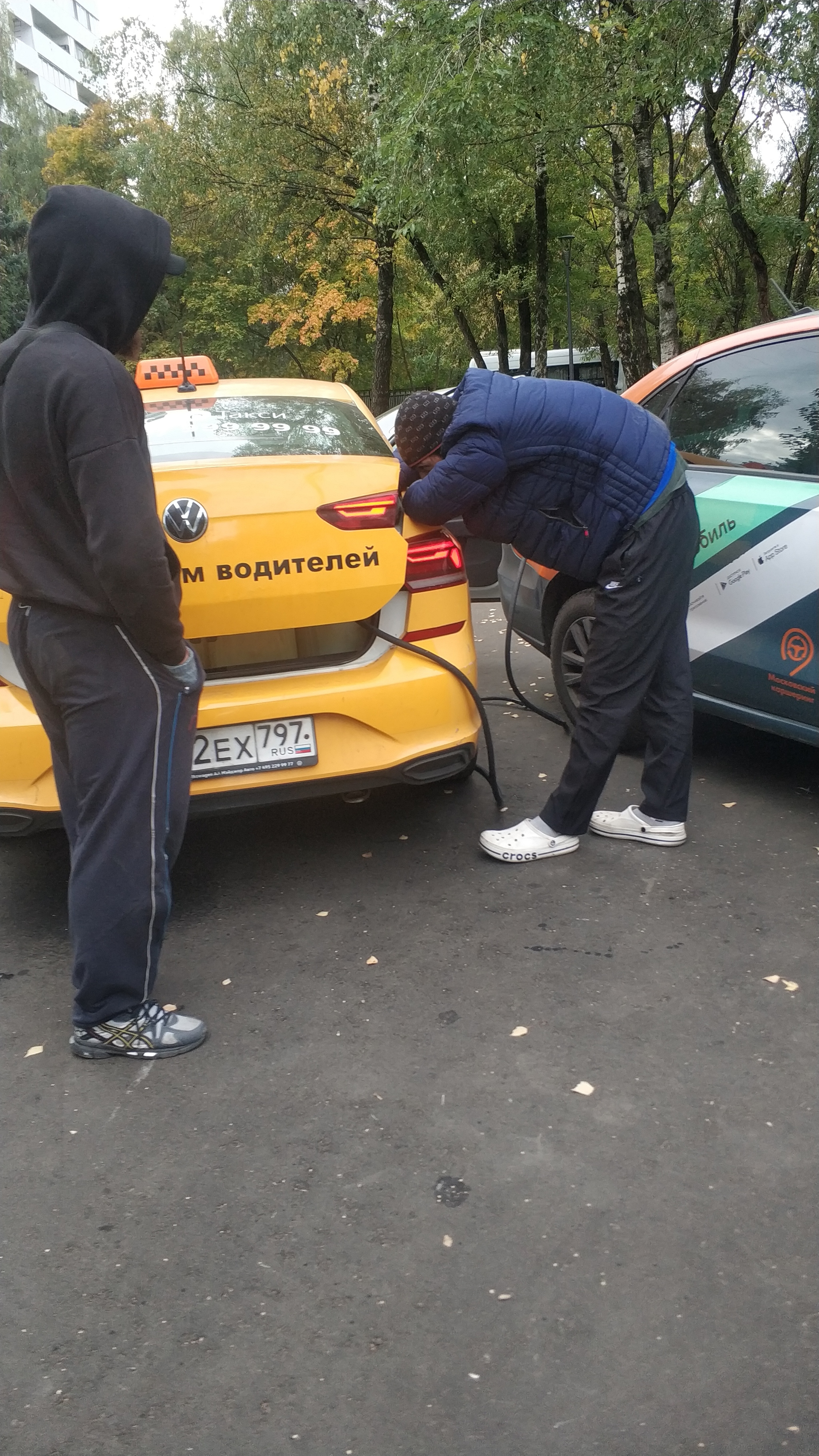 В Астрахани кавказец не заплатил за такси и на ходу выпрыгнул из машины (1 фото + 4 видео)