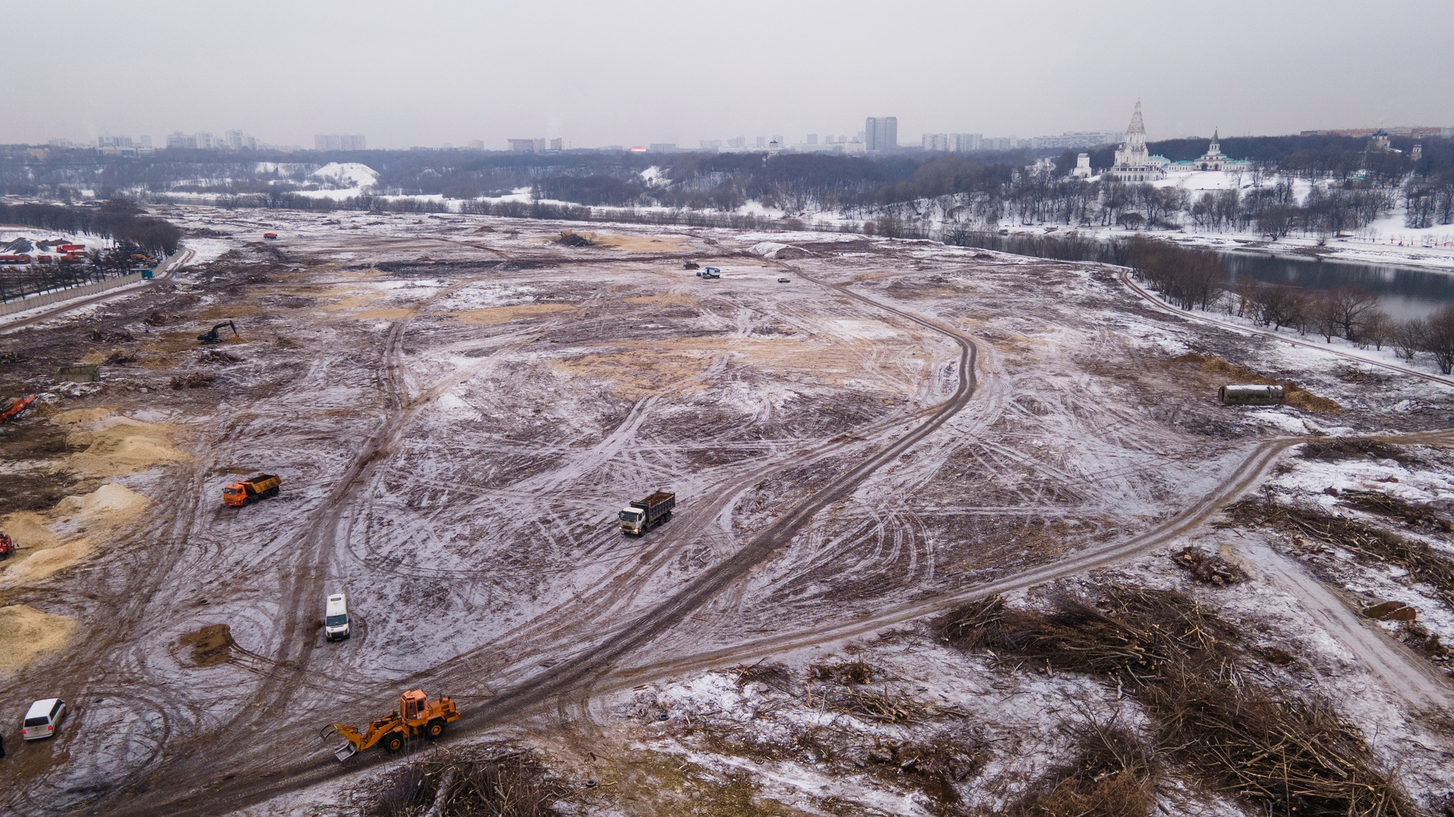 Курьяновская пойма — огромная свалка в Москве возле Коломенского | Пикабу