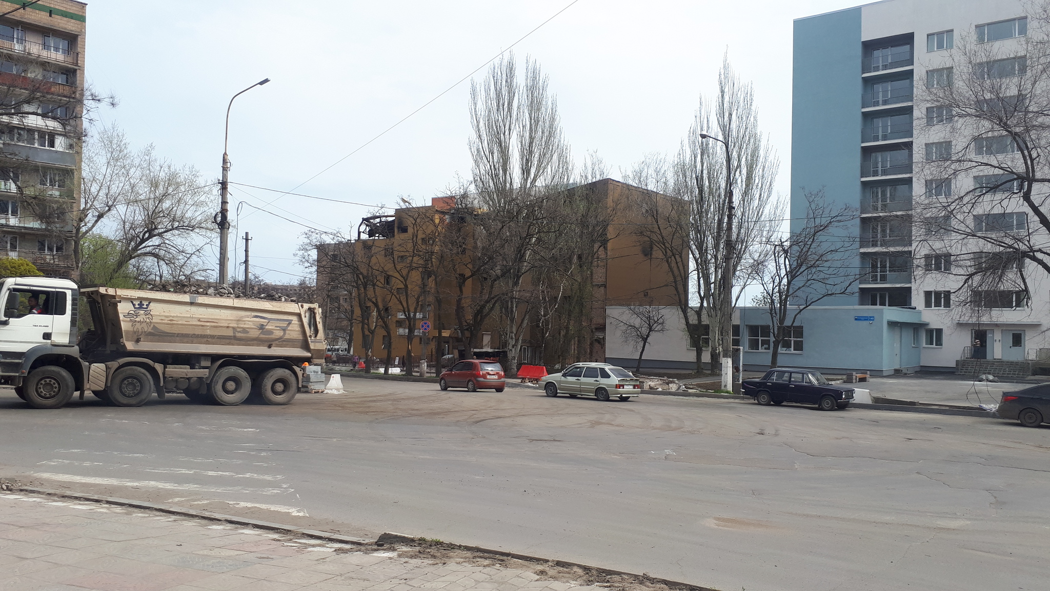 Всем привет из Мариуполя. На пасху вернулись. На телефоне собралось немало  фоток (в основном на тему ремонтов домов) | Пикабу