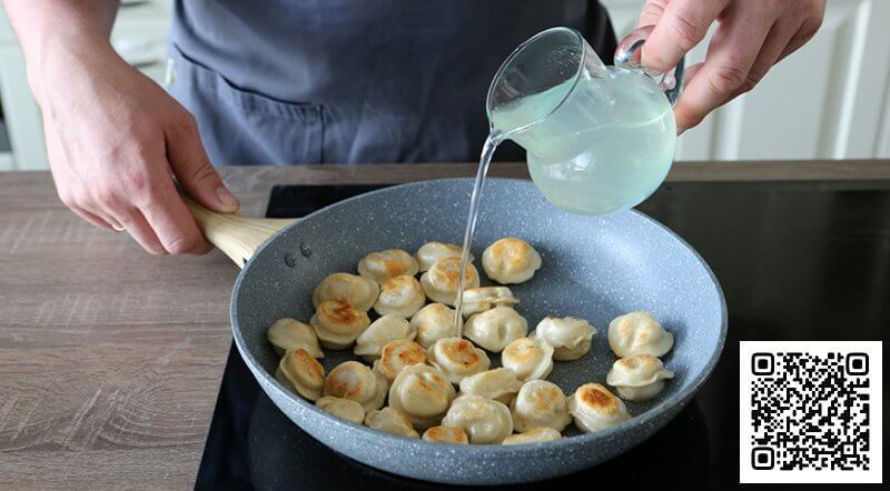 Пельмени жареные на сковороде с сыром