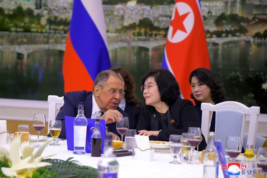 Кадры с торжественного приёма в честь главы МИД России в Пхеньяне. По левую  руку от Лаврова его коллега Чхве Сон Хи | Пикабу