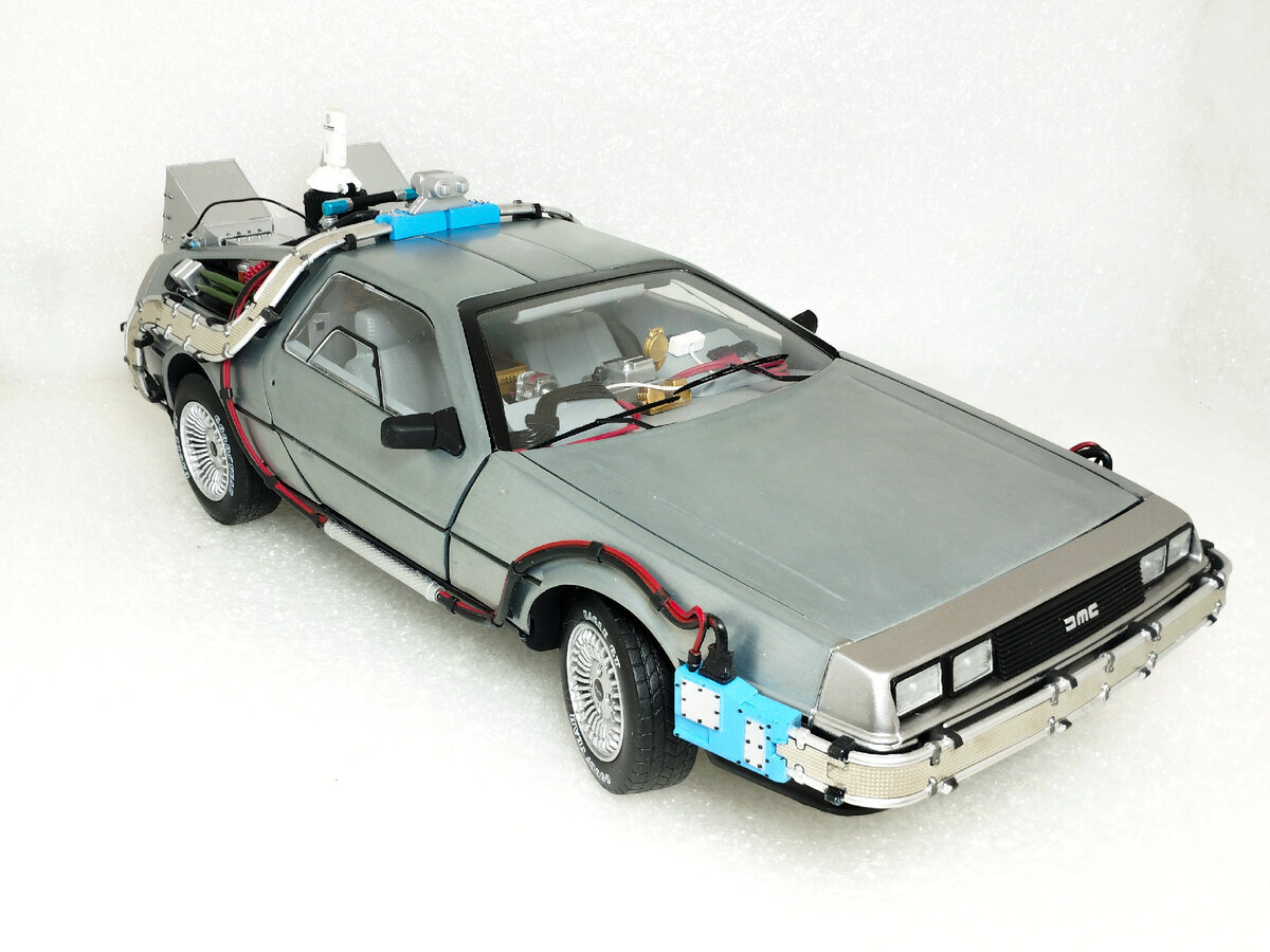 Машина времени DeLorean DMC-12 в масштабе 1:18 с высокой детализацией (из  к/ф 