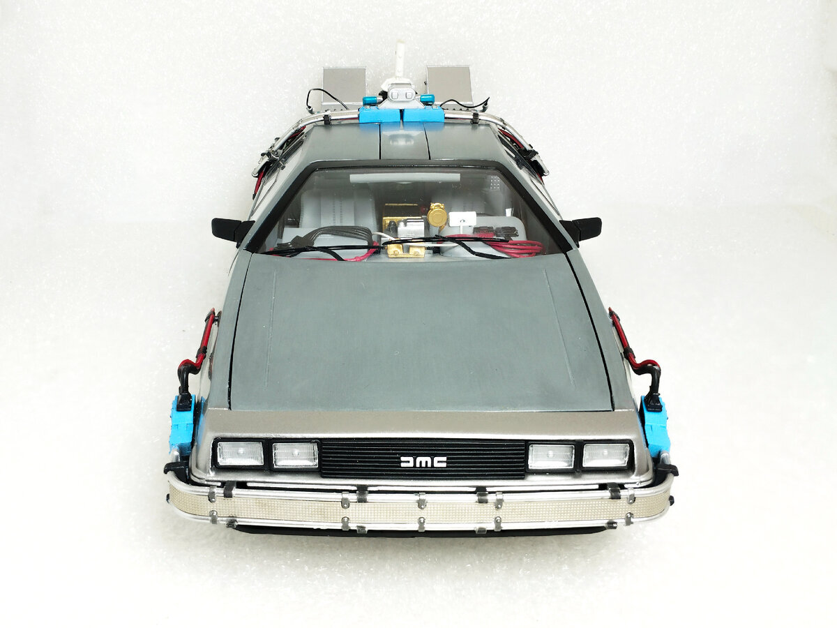 Машина времени DeLorean DMC-12 в масштабе 1:18 с высокой детализацией (из  к/ф 