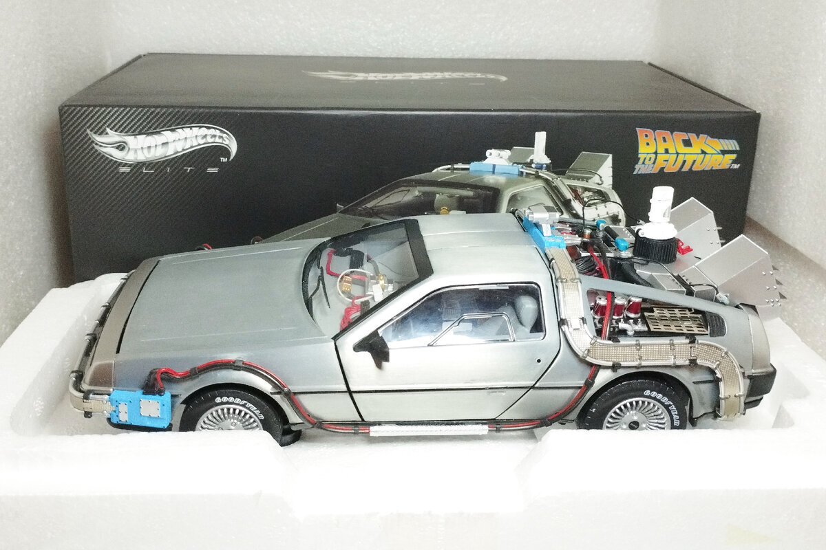 Машина времени DeLorean DMC-12 в масштабе 1:18 с высокой детализацией (из  к/ф 