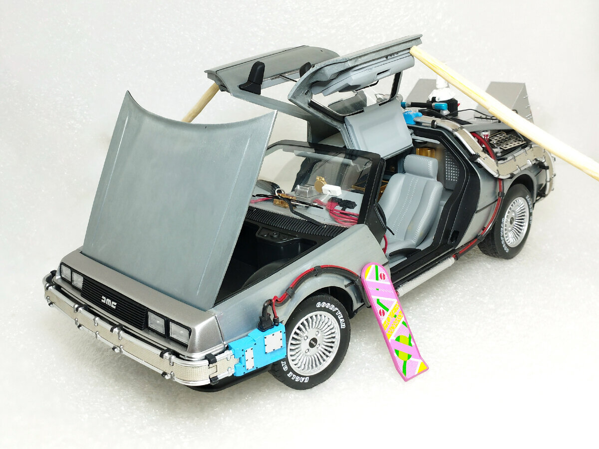 Машина времени DeLorean DMC-12 в масштабе 1:18 с высокой детализацией (из  к/ф 