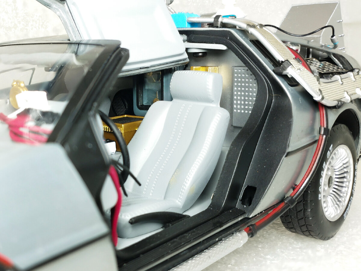 Машина времени DeLorean DMC-12 в масштабе 1:18 с высокой детализацией ...
