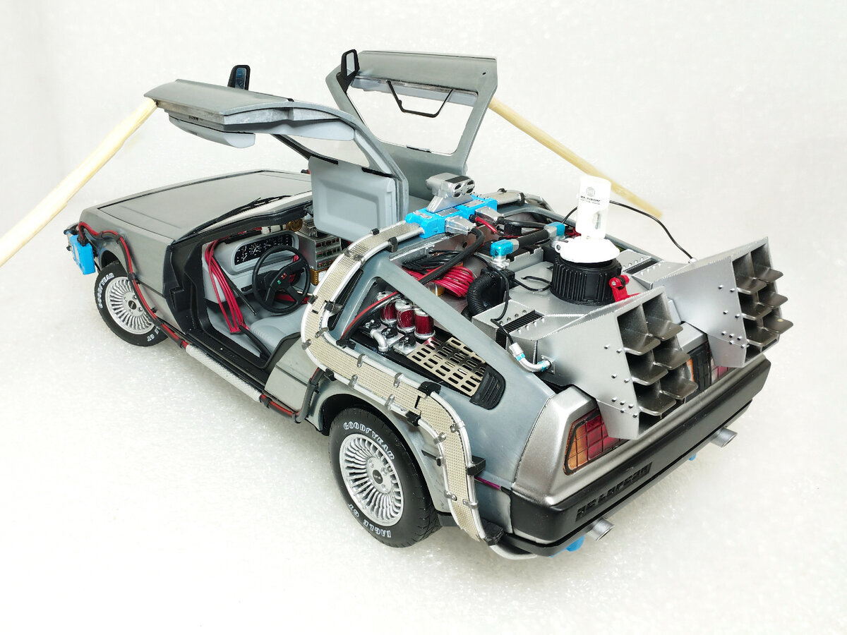 Машина времени DeLorean DMC-12 в масштабе 1:18 с высокой детализацией (из  к/ф 