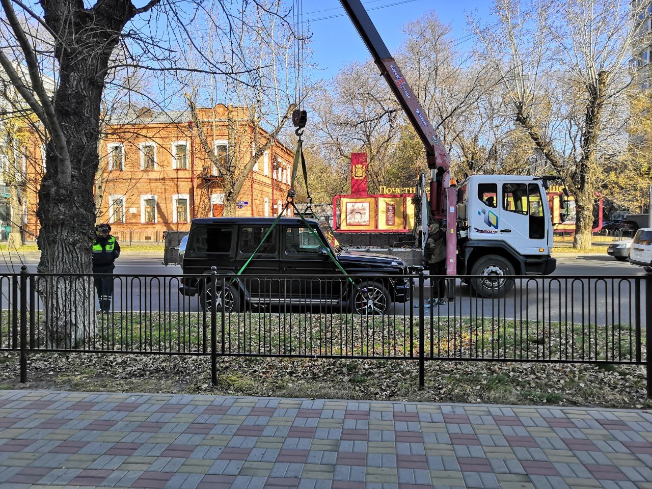 Депутат (предположительно) припарковал свой джип на тротуаре и пошёл на  заседание... | Пикабу