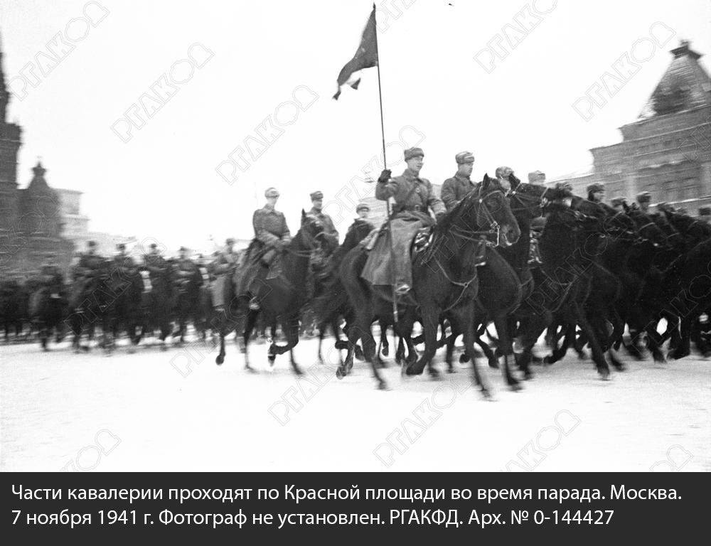 Военный парад 7 ноября 1941 года (фото РГАКФД) | Пикабу
