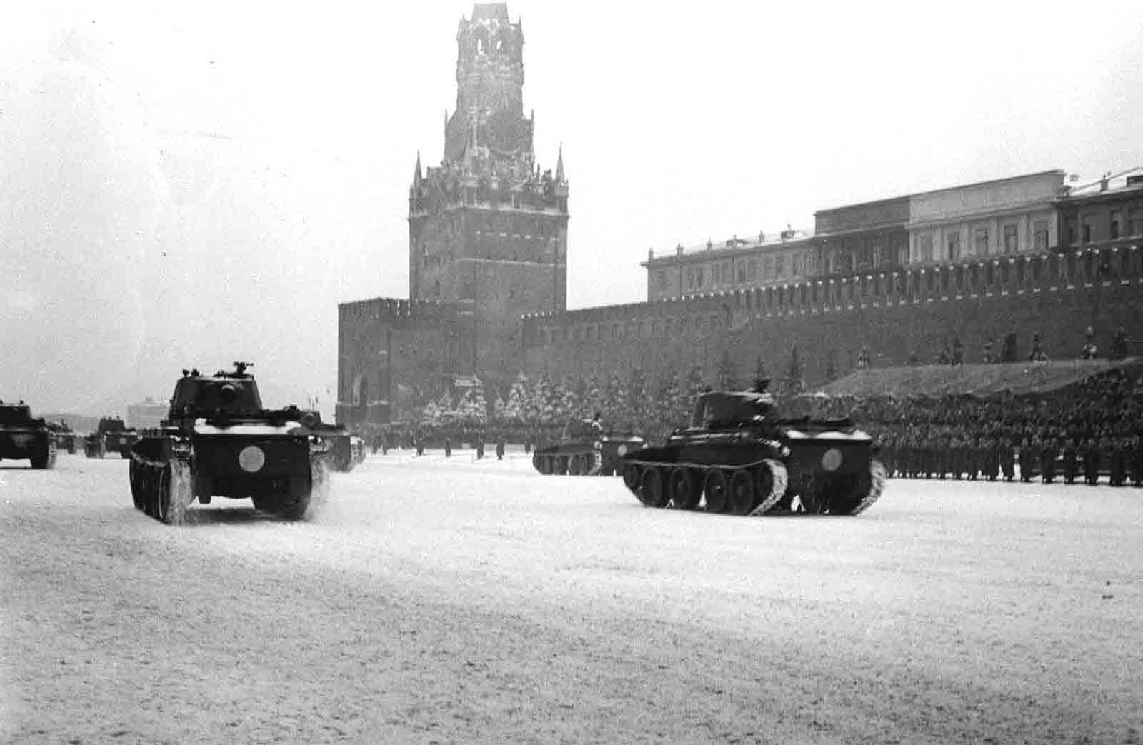 Главархив Москвы показал уникальные фото и видео парада 1941 года | Пикабу