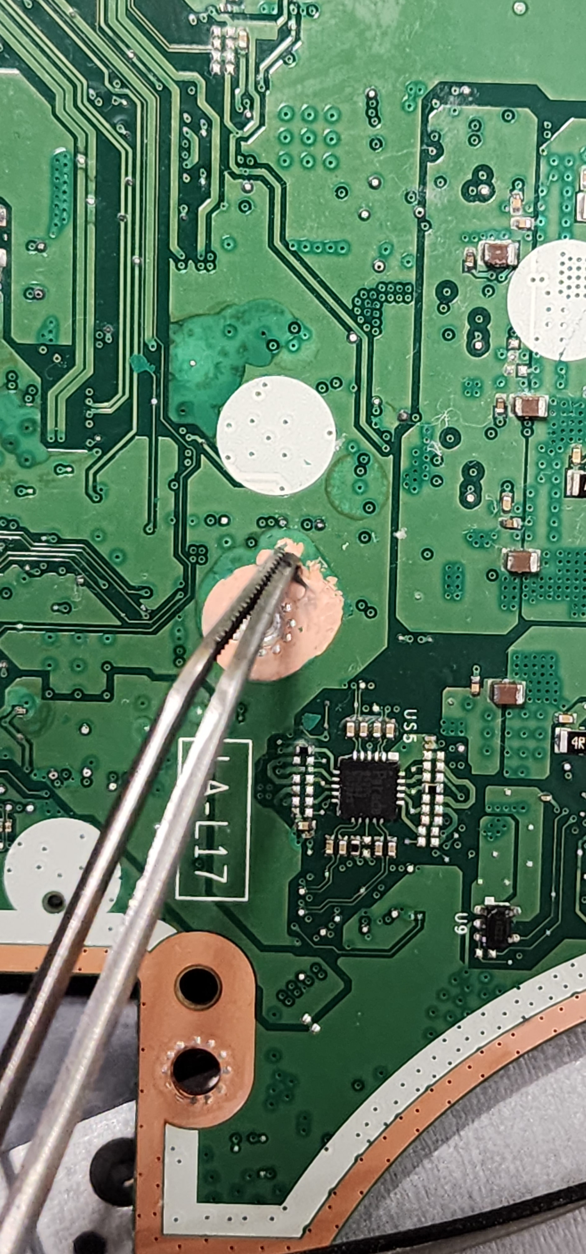 Добрый день всем, ноутбук Acer Nitro после залития вздулся текстолит ...