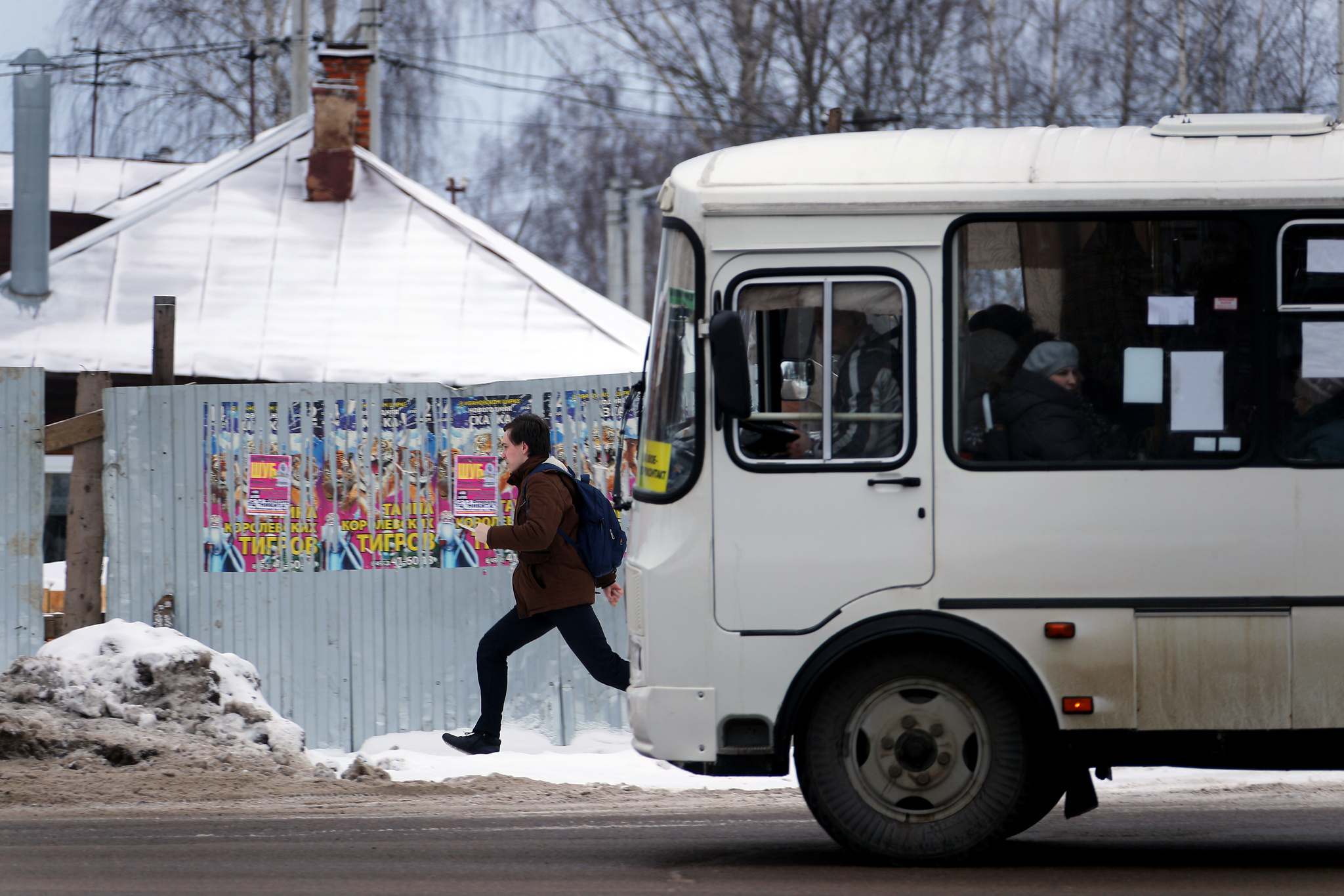 В Омской области подростка в мороз выкинули из маршрутки за отказ уступить  место женщине в восьми километрах от населенного пункта | Пикабу