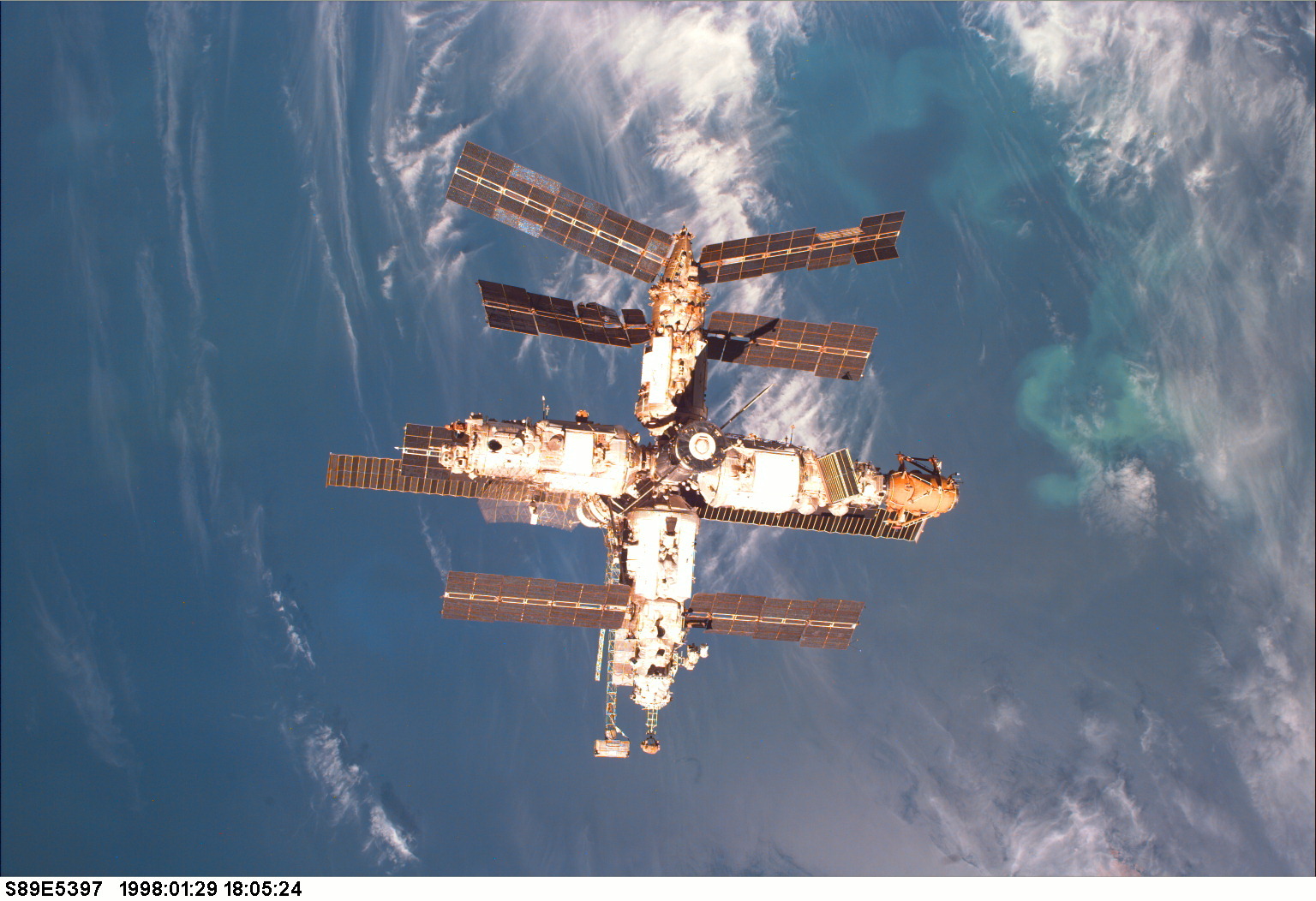 Mir medium. Станция мир 2001. 2001 Затопление орбитальной станции «мир» в Южной части Тихого океана. Космическая станция «мир» (20.02.1986-16.03.2001). Затопление станции мир 2001.
