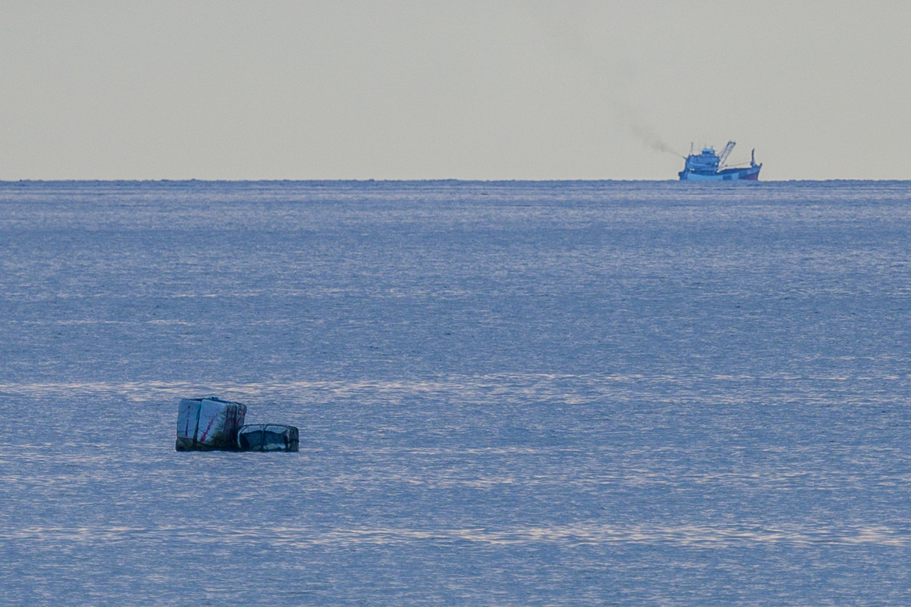 Заснял я случайно на днях в Андаманском море. Наркотики или груз упавший?  :)) | Пикабу