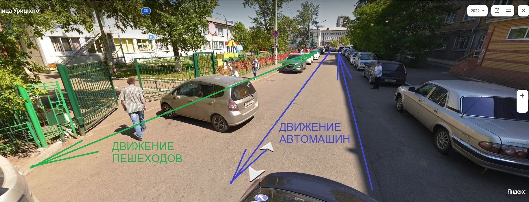 Стихийная стоянка под воротами мешающая пешеходам | Пикабу