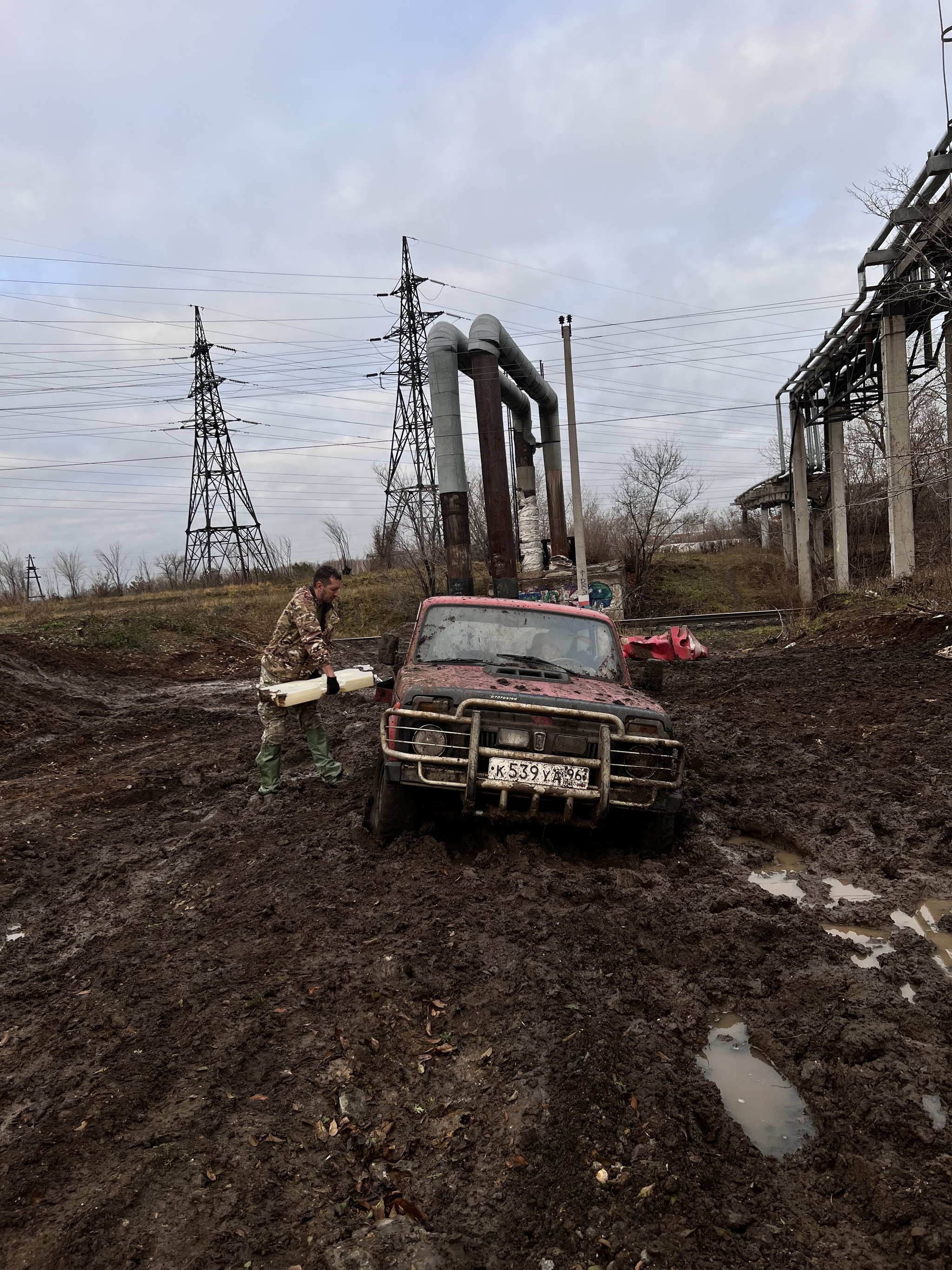 Нива везде грязь найдет, или как прилипнуть в черте города | Пикабу