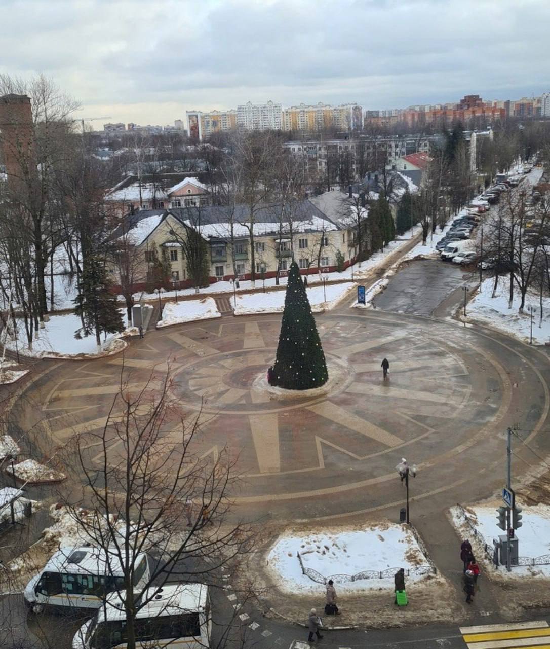 В центре внимания сегодня елка из Балашихи, которую почему-то захотели  поставить так | Пикабу