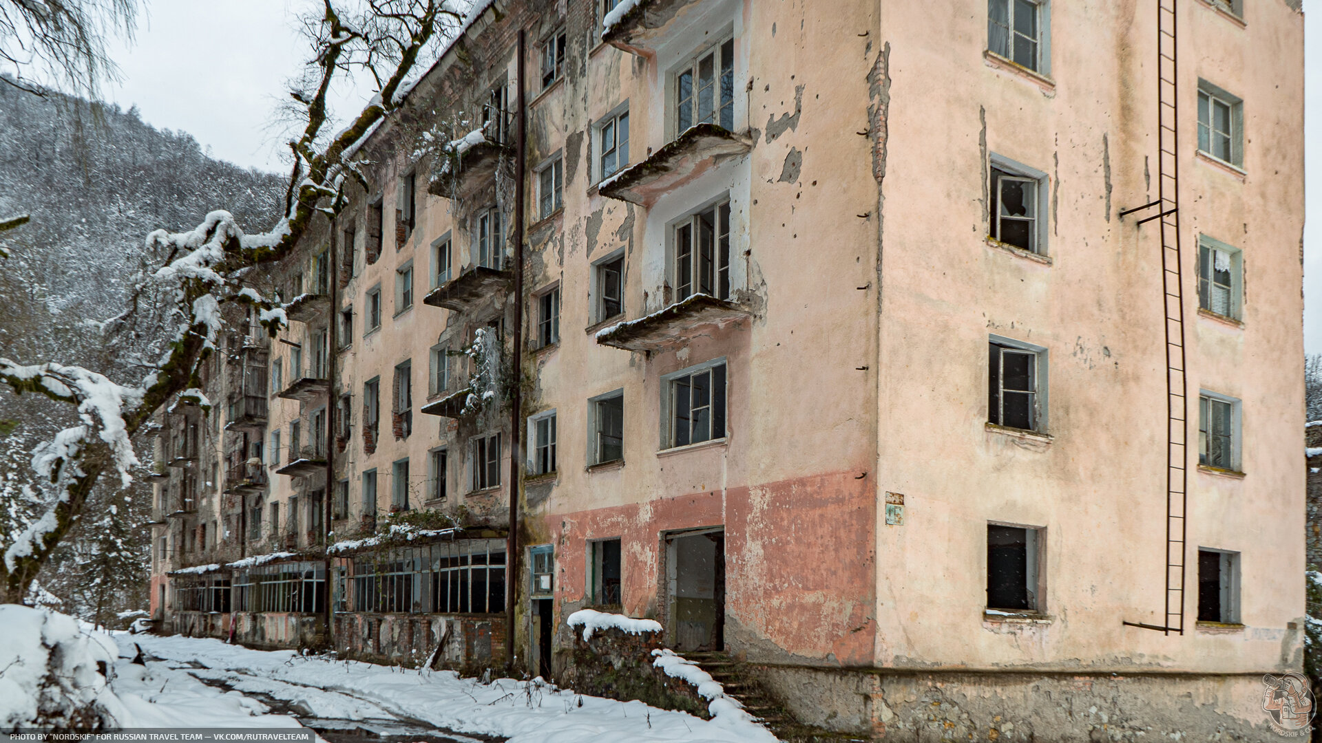 Посетил заброшенный городок в заснеженных горах. Как здесь выживают люди? |  Пикабу