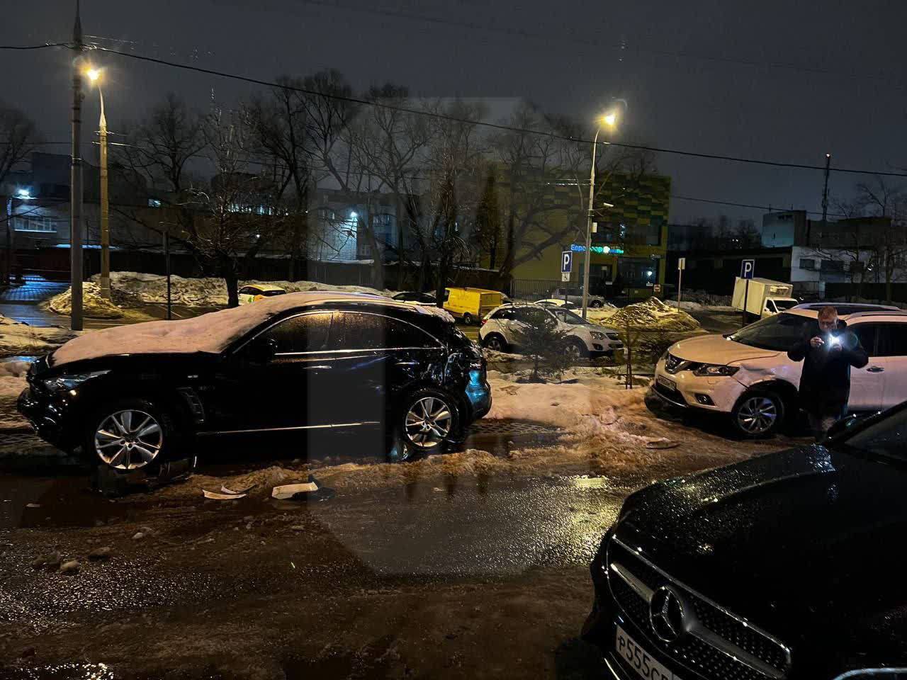 На востоке Москвы водитель протаранил около 10 припаркованных во дворе  автомобилей и скрылся с места ДТП | Пикабу