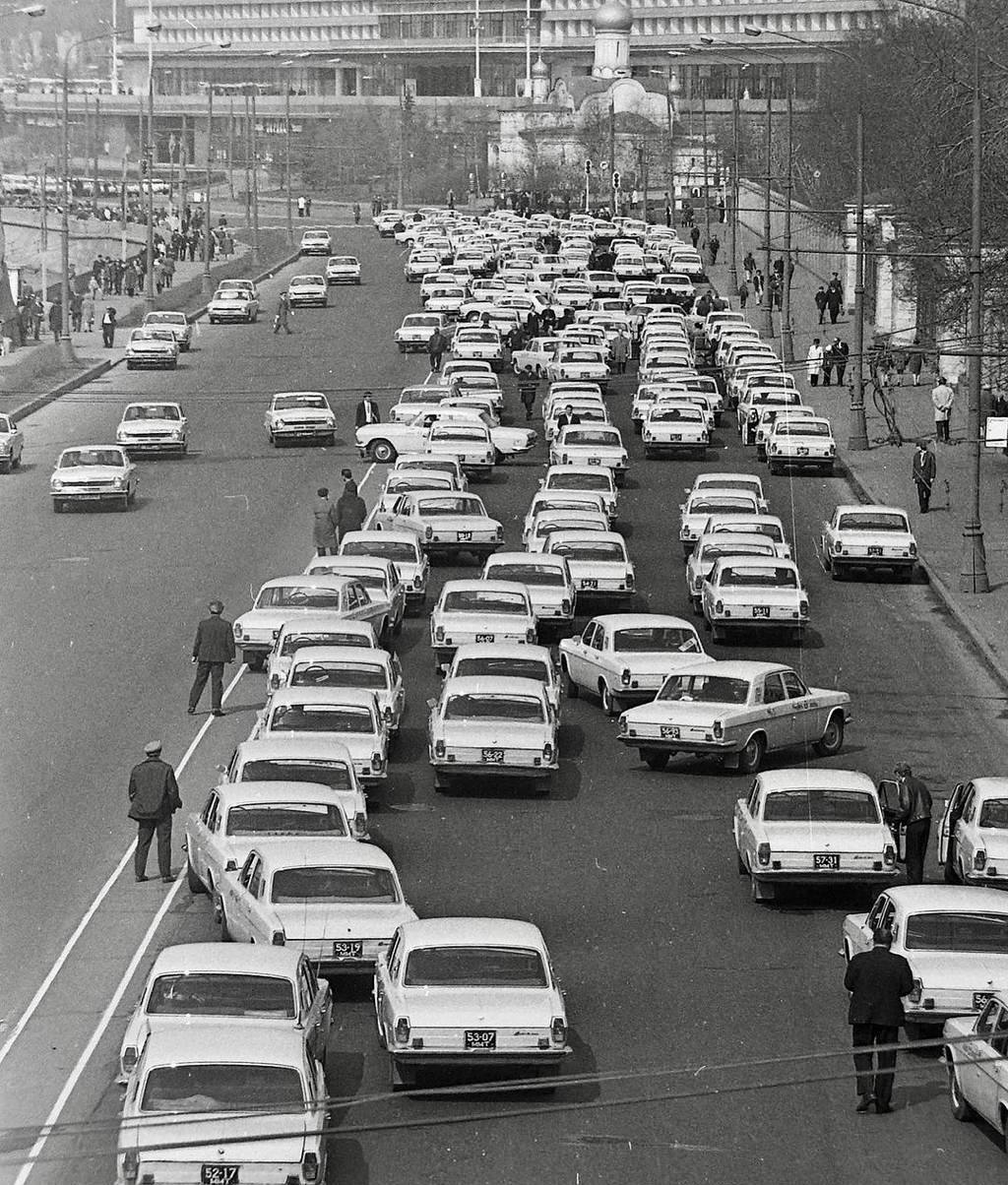 Такси в ожидании пассажиров, Москва, СССР, 1974 год | Пикабу