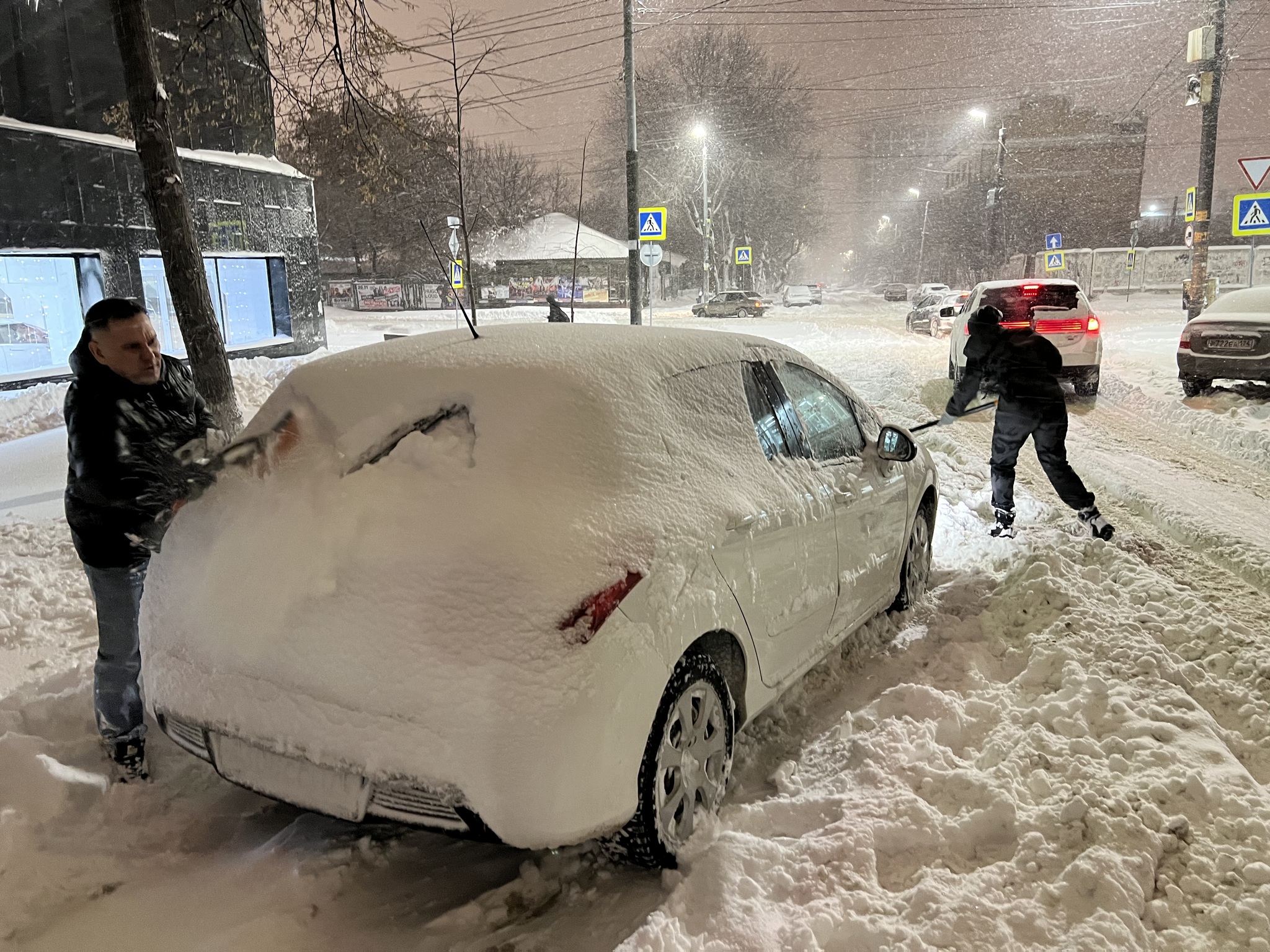 Долгий и тяжелый день. Помощь на дорогах во время снегопада | Пикабу