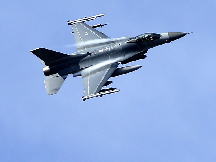 Передача Данией Украине первых истребителей F-16 задерживается примерно ...