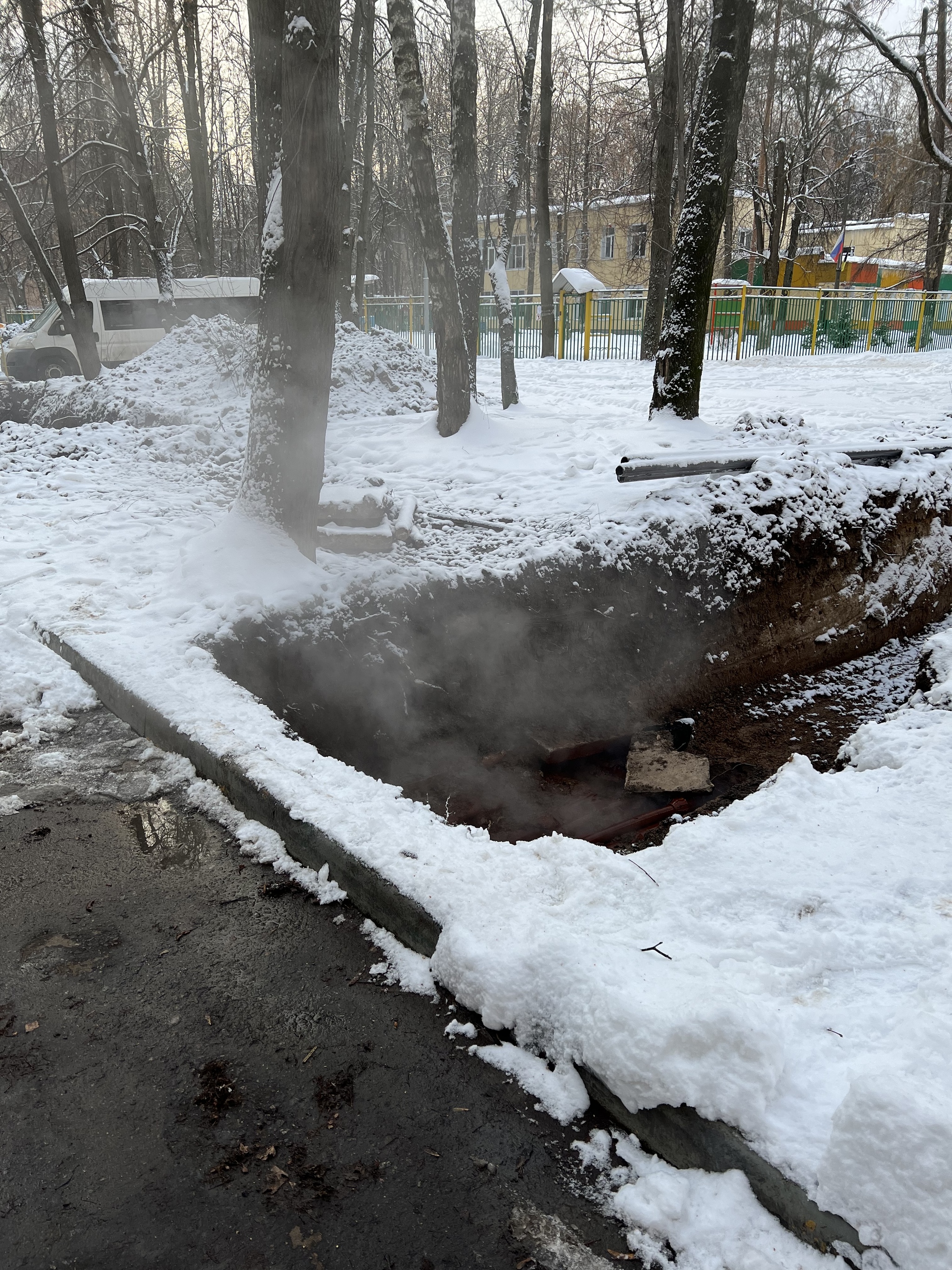 Химки нет отопления. Помогите! Мы замерзли. Рвёт трубы. По всему городу  апокалипсис. Отопления нет, горячей тоже