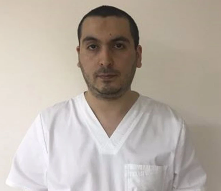 Московский стоматолог набросился с молотком на ветерана СВО, вставшего ...