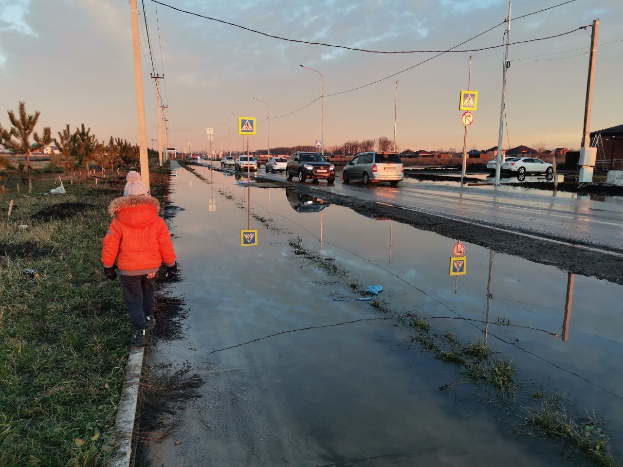 Пригород Краснодара, дети ходят в школу, по колено в воде | Пикабу