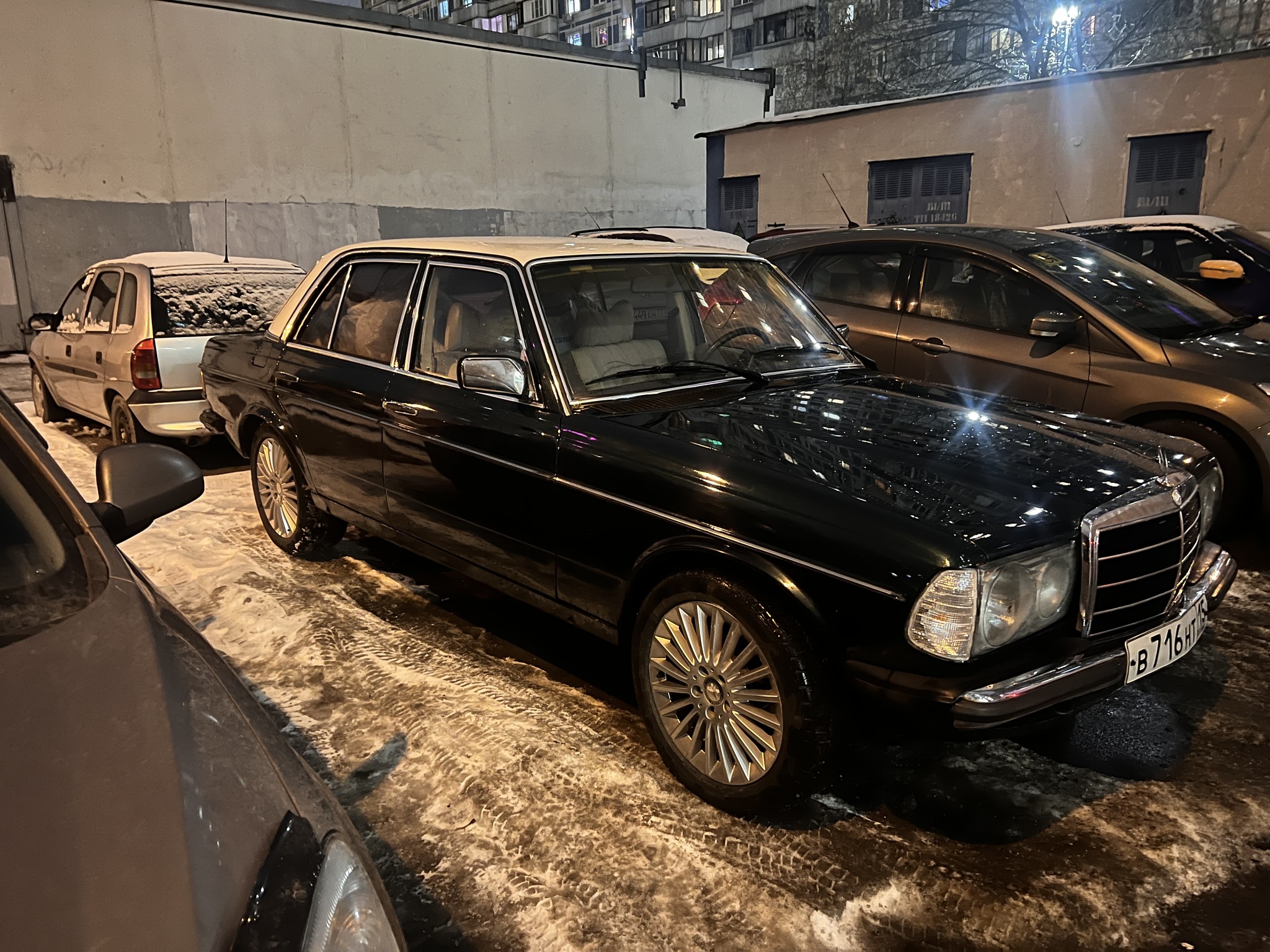 А вот моя милфа 40+, 1978 год w123 дизель 2.4 автомат | Пикабу