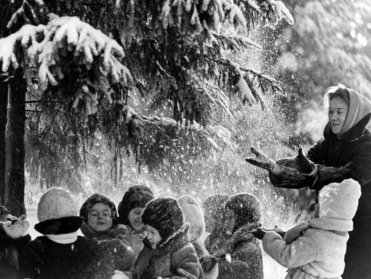 Снежный душ, 1960 год. Фотограф Лев Бородулин. По-моему, здорово | Пикабу