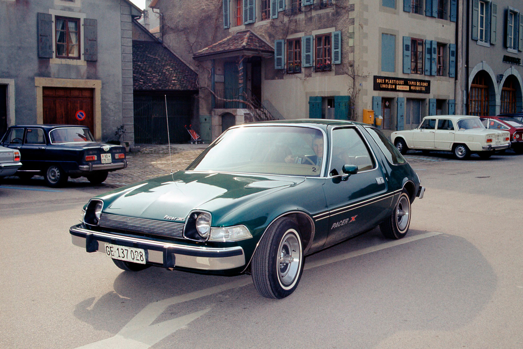 Могли, но не сумели: история AMC Pacer. Как автомобиль из будущего  умудрился проиграть обычному «Гольфу»? | Пикабу