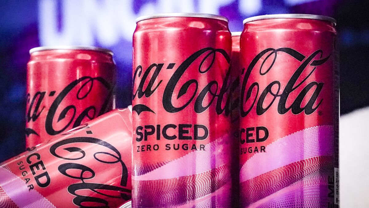 Coca-Cola вводит в свою линейку новый постоянный вкус после трехлетнего  перерыва — Coca-Cola Spiced | Пикабу