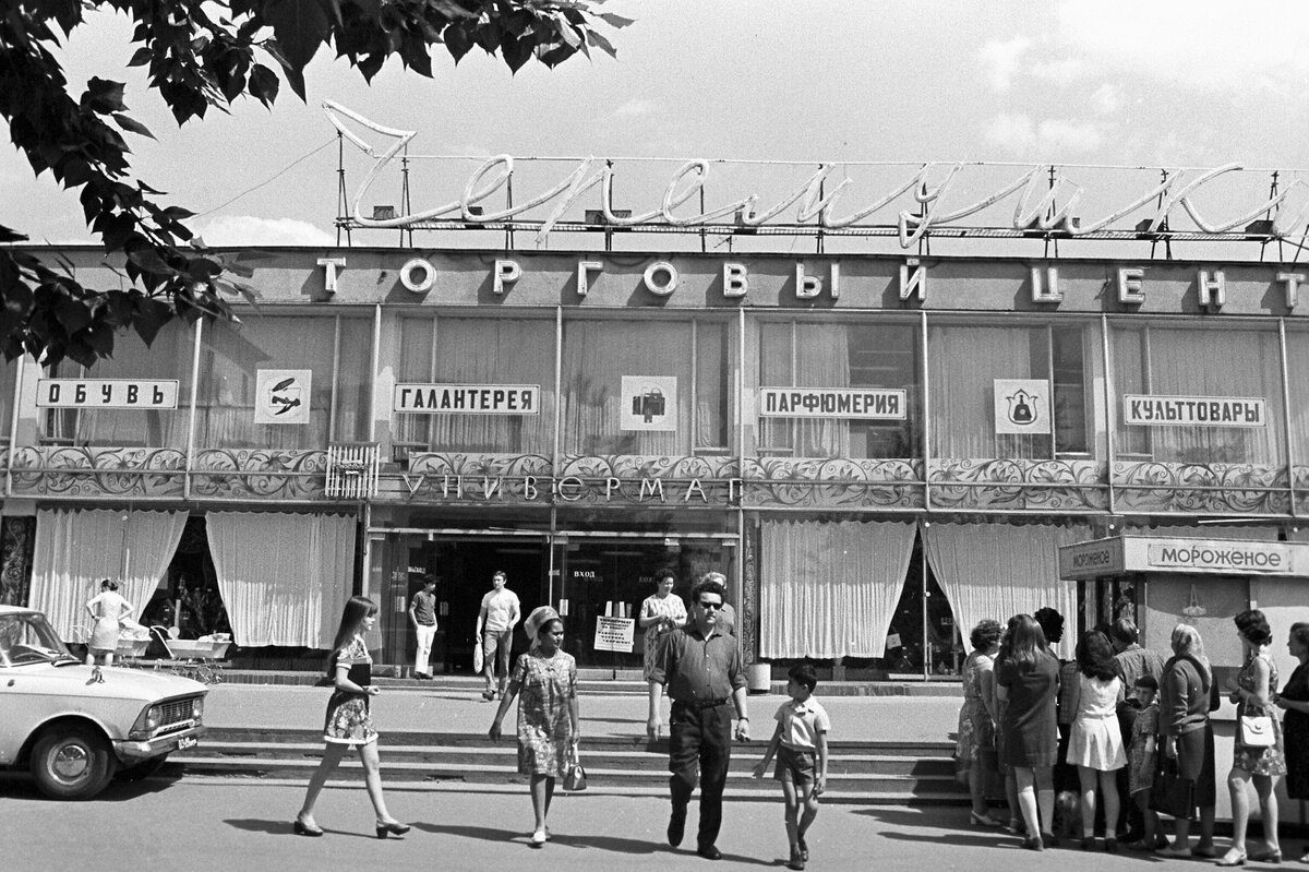 Москва. Улица Шверника.Торговый центр 