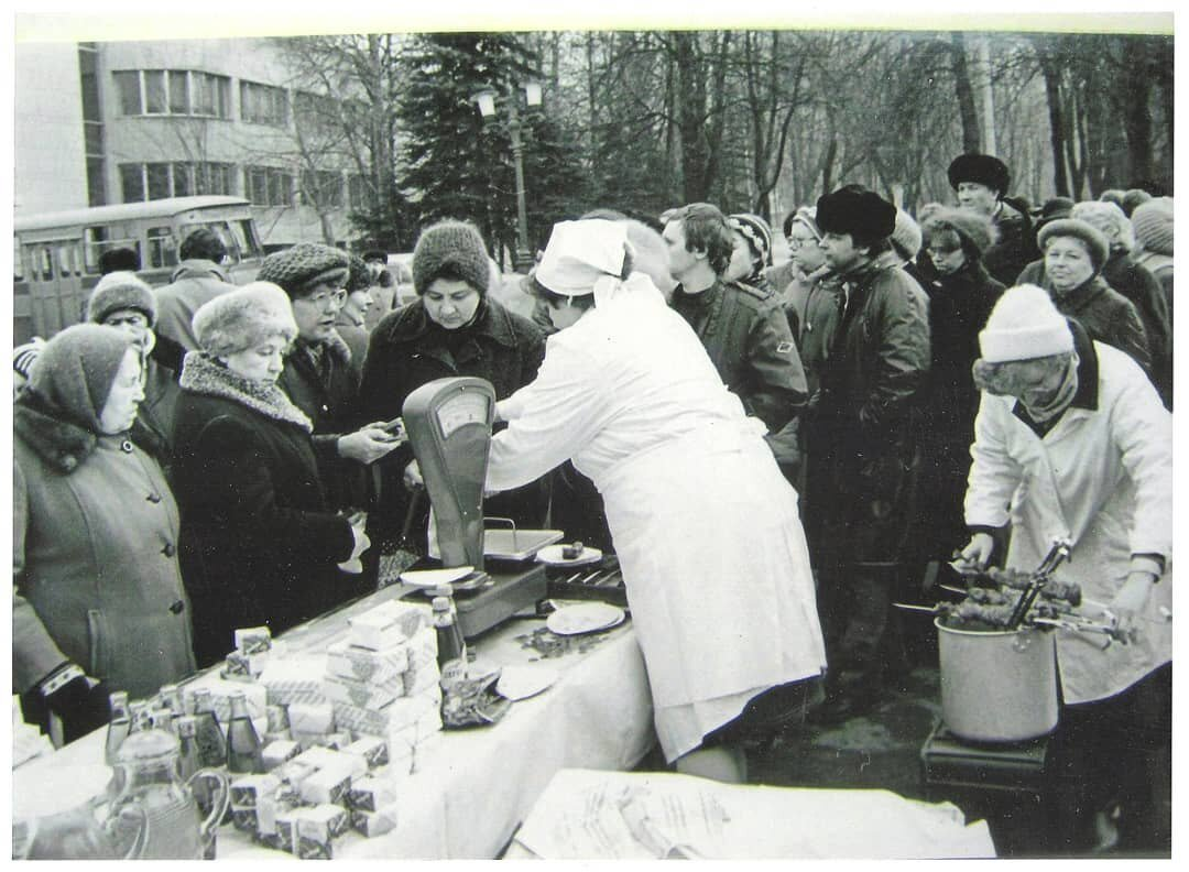 Фотография из архива музея истории ГКНПЦ им. М.В.Хруничева, Москва.  1980-1990 гг. Филевский парк.Торговля у заводского ДК | Пикабу