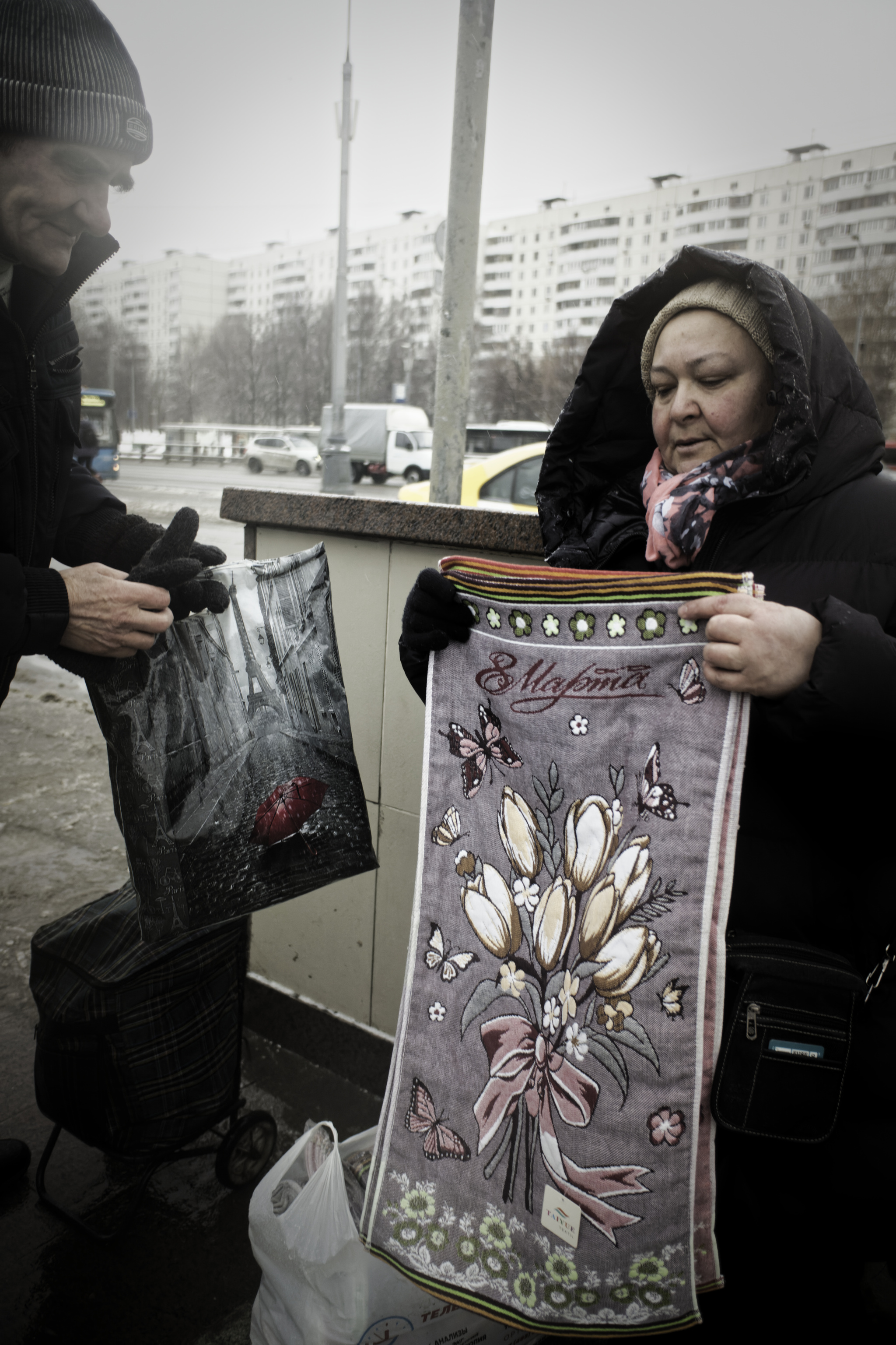 Торговля с рук у метро Домодедовская | Пикабу