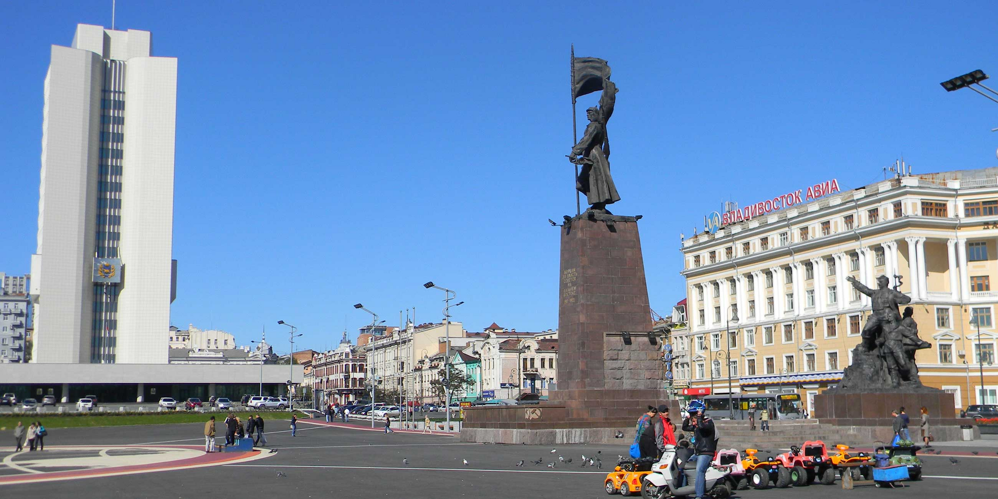 Площадь Борцов Революции: Сердце Города, Где Бьется Пульс Жизни | Пикабу