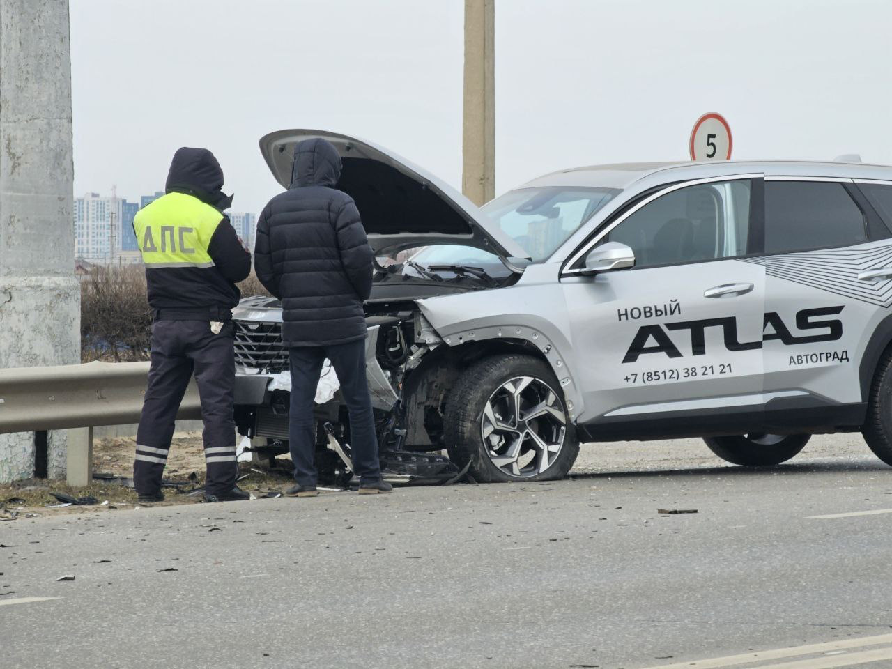 В Астрахани разбили тестовый автомобиль Geely Atlas 2024 | Пикабу