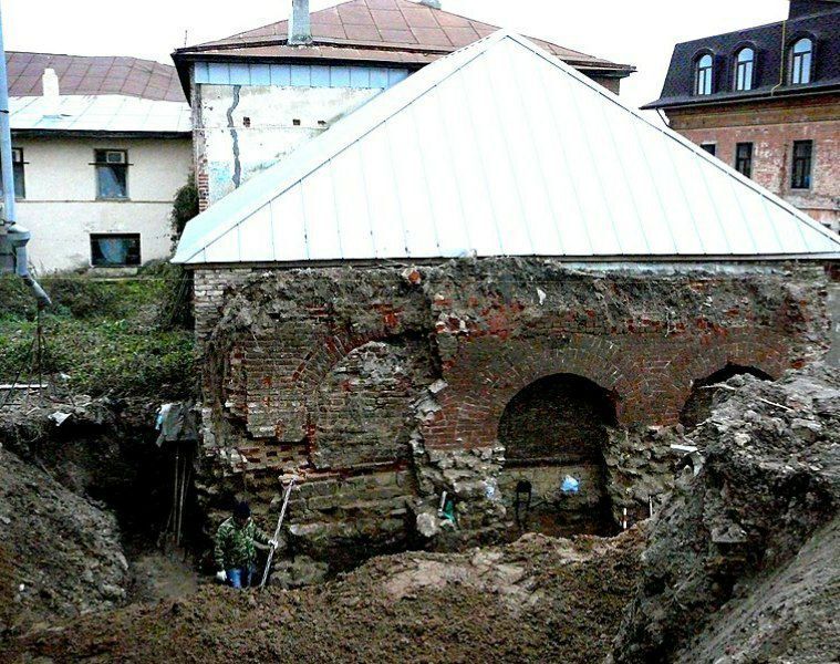 В 2015 году жители Казани заметили, что из под земли торчит треугольная ...