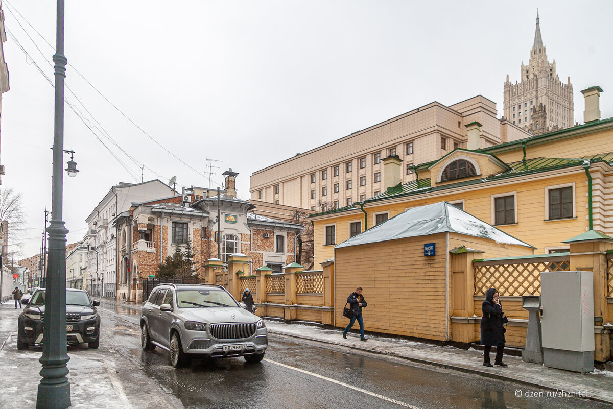 Загадочное посольство: почти никто не угадает, чье оно | Пикабу