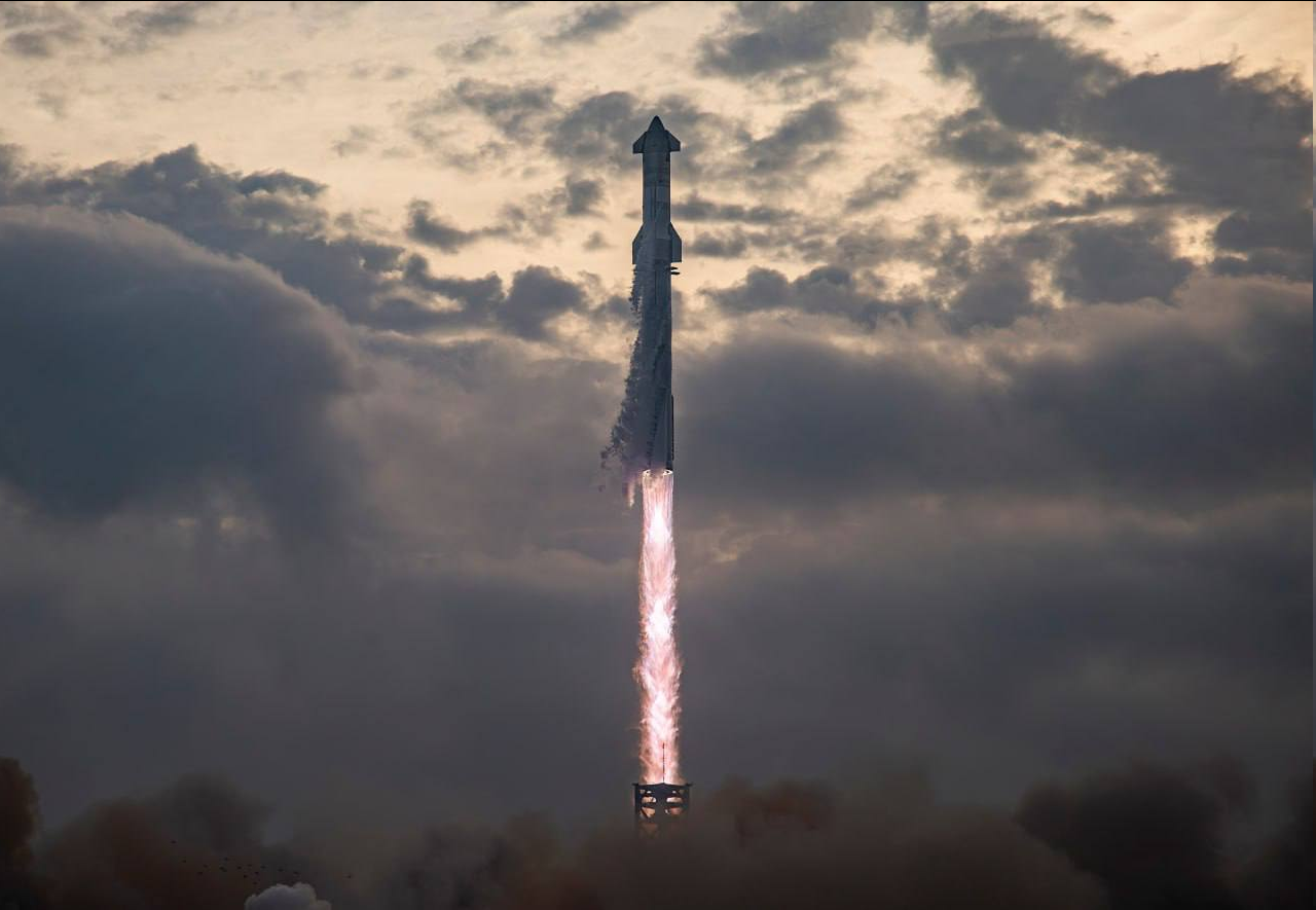 Несколько красивых фотографий со вчерашнего запуска Starship | Пикабу