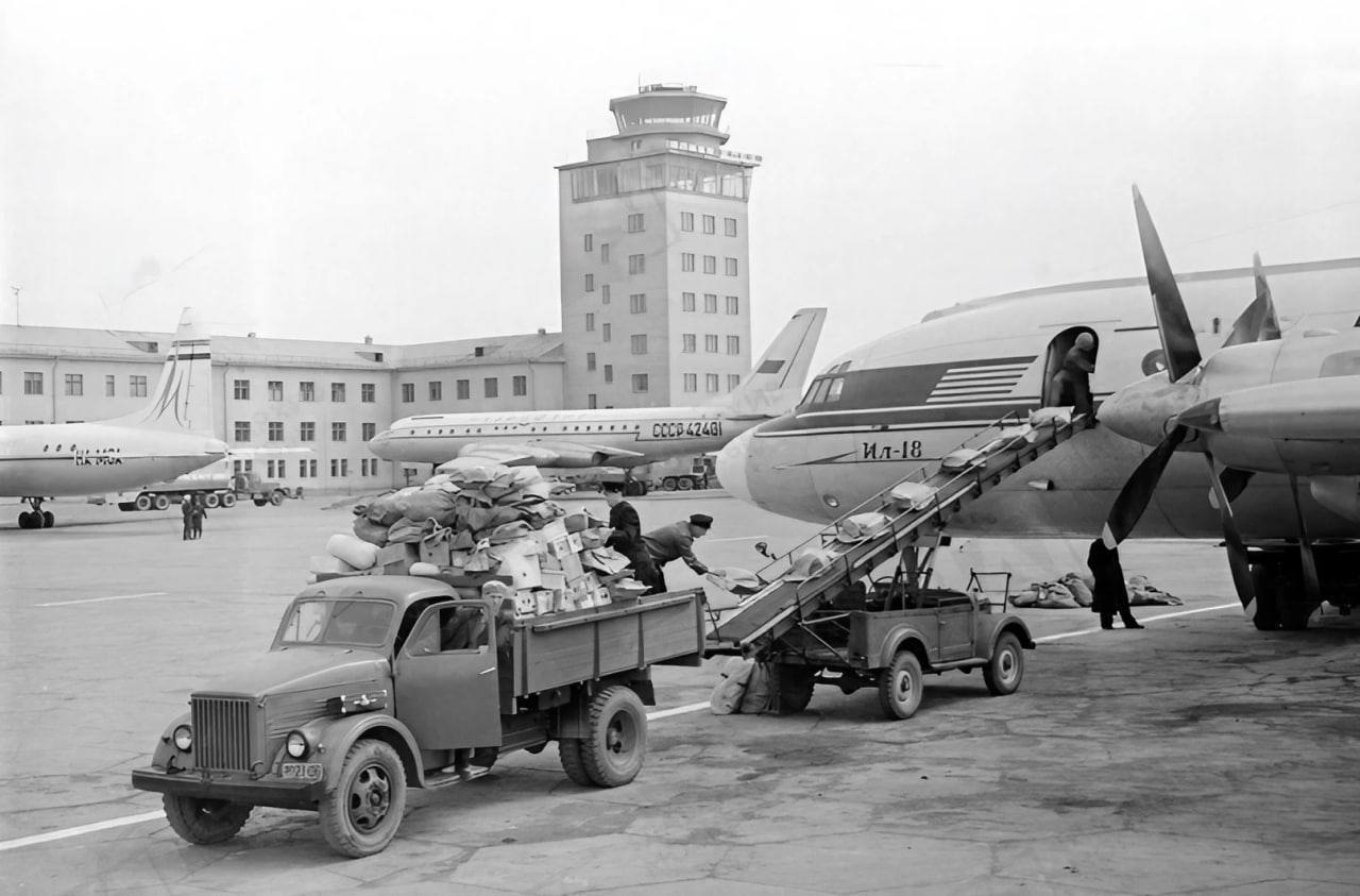 Погрузка почты в самолёт Ил-18 в аэропорту Внуково, 1963 год | Пикабу