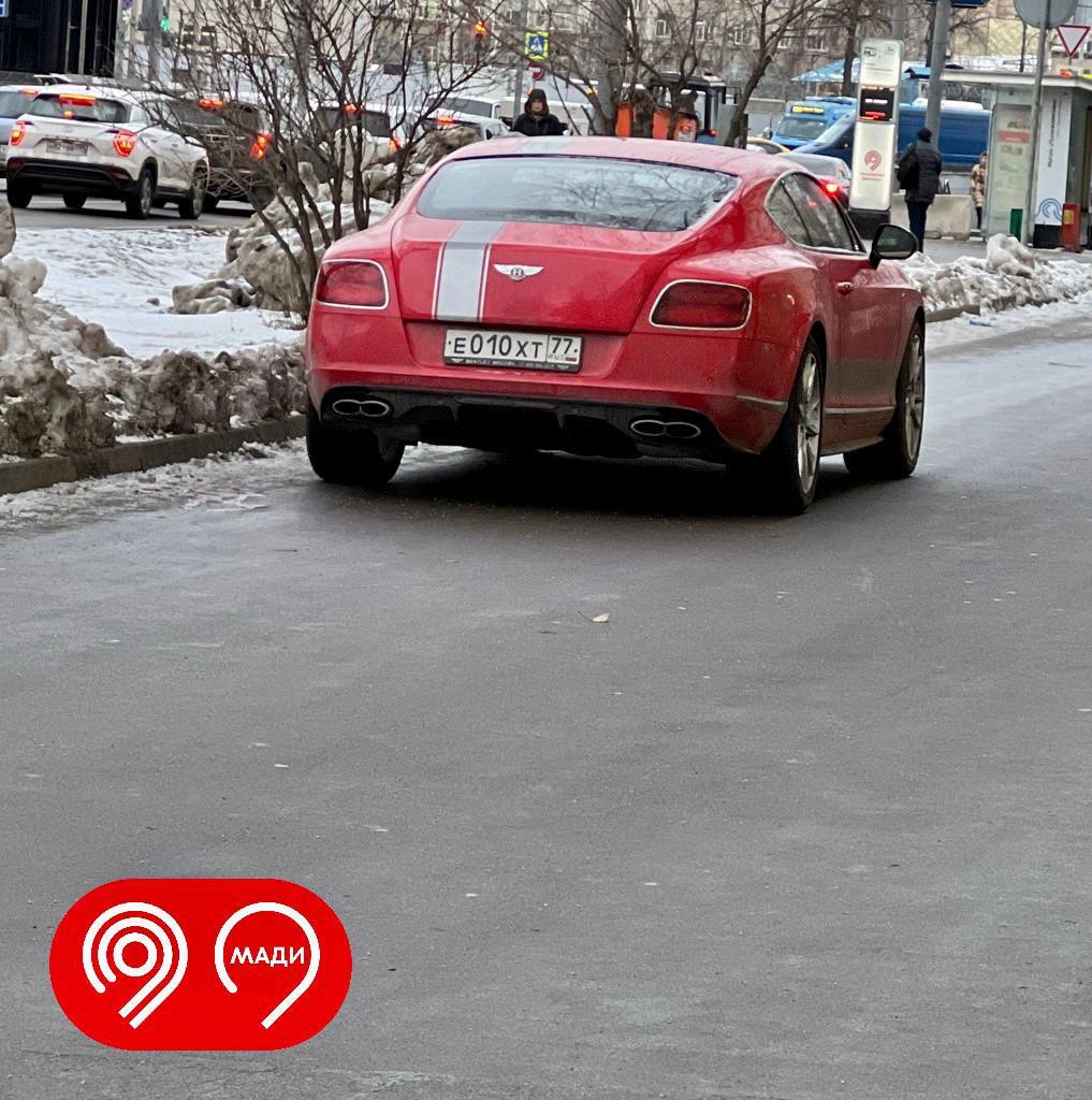 Владельцы автомобилей Mercedes и BMW чаще других бросали свои машины на  тротуарах Москвы в этом году | Пикабу